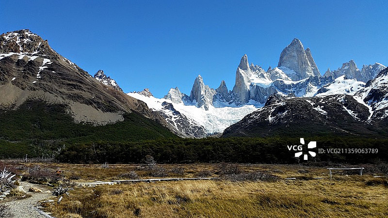 阿根廷圣克鲁斯省菲茨罗伊峰雪山美景图片素材