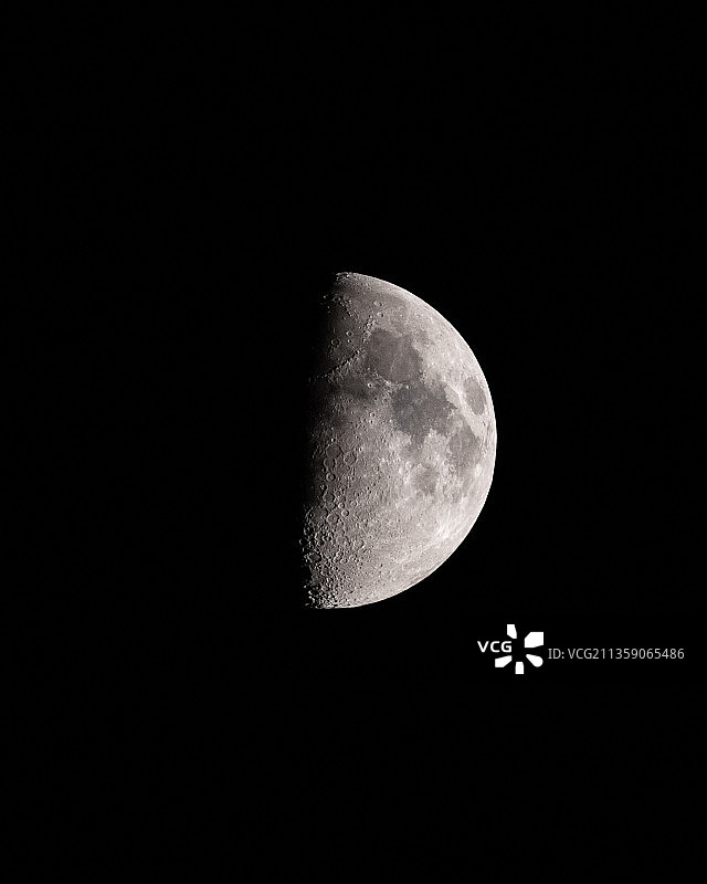 夜晚俄罗斯晴空下的月亮（低角度）图片素材