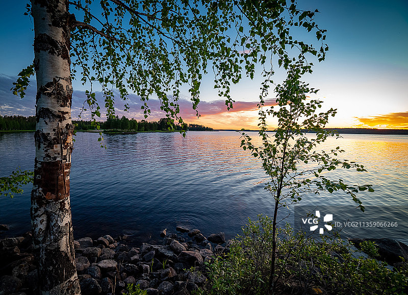 芬兰苏穆斯萨尔米日落时分的湖泊风光图片素材