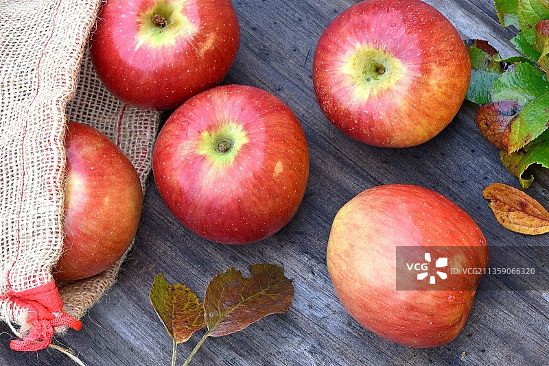 俯视角度拍摄的苹果图片素材