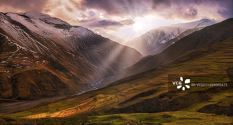 阿塞拜疆日落时分的雪山美景图片素材