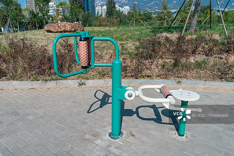 中国山东泰安运动健身公园里的运动器械图片素材