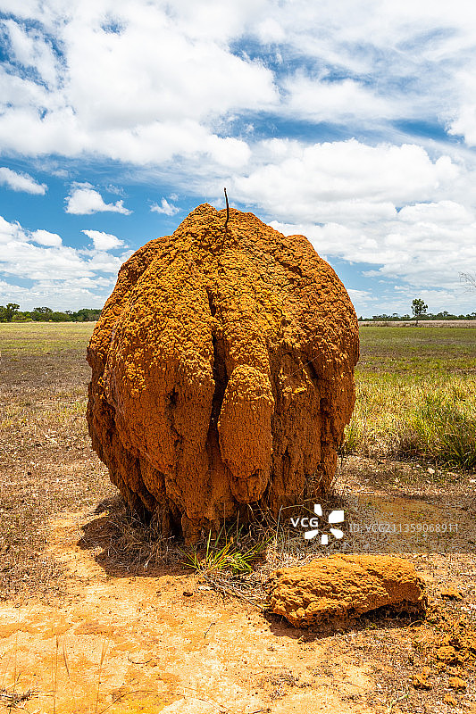 天空下的田野岩石景观图片素材