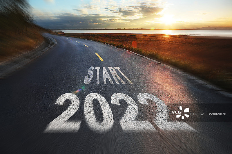 2022新年日出时分在公路上飞驰图片素材