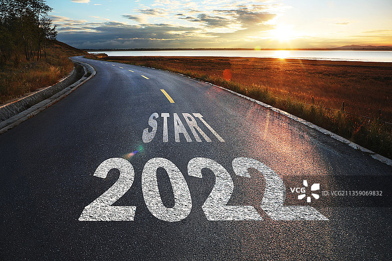 2022新年日出时分在公路上飞驰图片素材