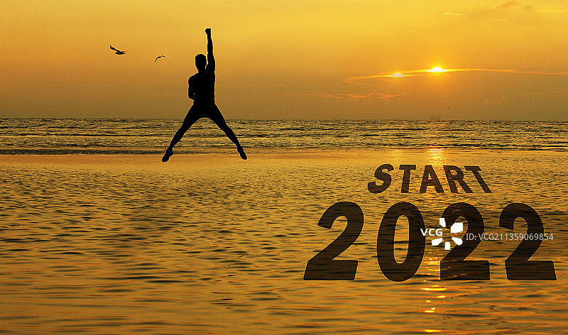 新年日出时在海边向2022年进发图片素材