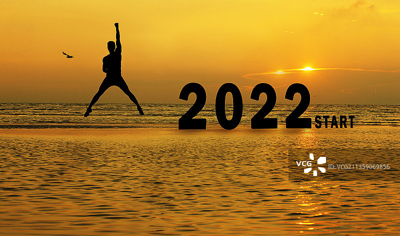 新年日出时在海边向2022年进发图片素材