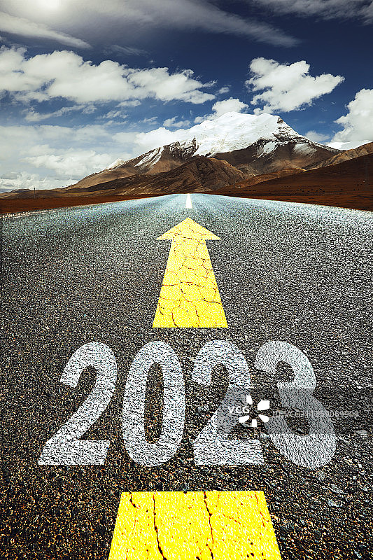 2023,新年,前进的道路图片素材