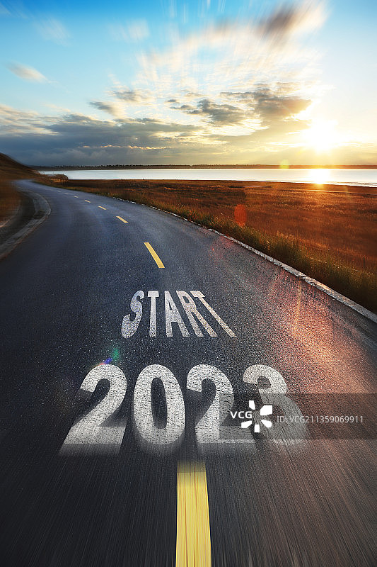 2023新年日出时分在公路上飞驰图片素材