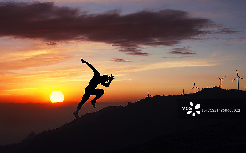 力量青年男子在山顶奔跑剪影图片素材
