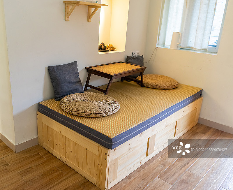 中国山东泰安民宿里的床、榻榻米和书桌图片素材