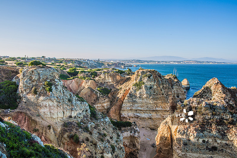 葡萄牙拉各斯清澈蓝天下的海景全景图片素材