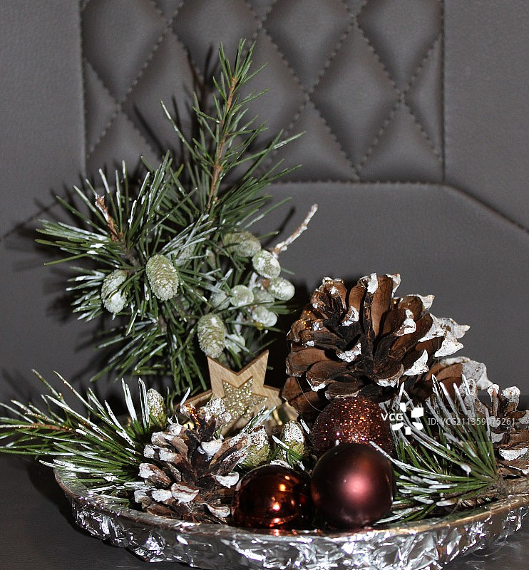 圣诞装饰品在桌子上的特写图片素材