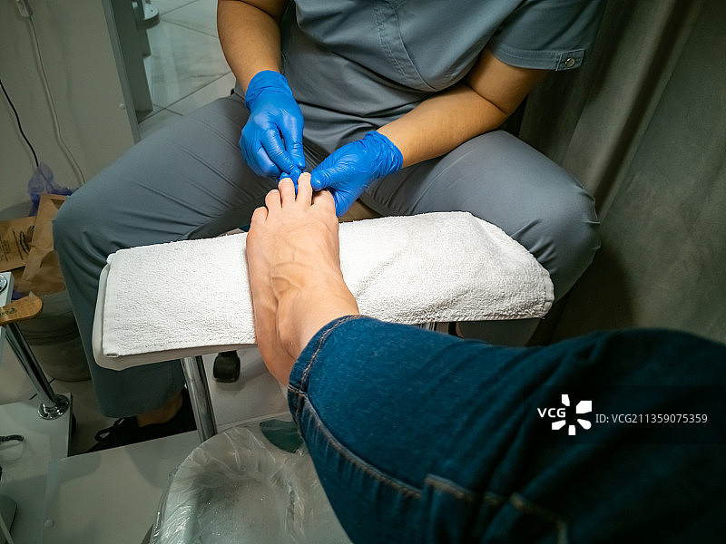 医院里医生为病人治疗的中段视角照片图片素材