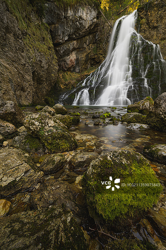 奥地利萨尔察赫河畔戈林森林瀑布的风景图片素材
