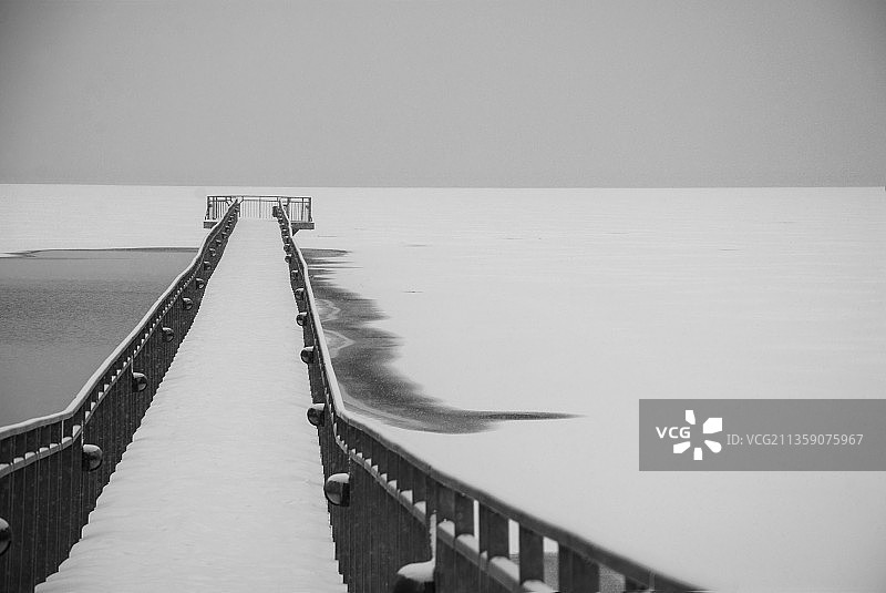 晴空下，海面上的码头（俯视角度）图片素材