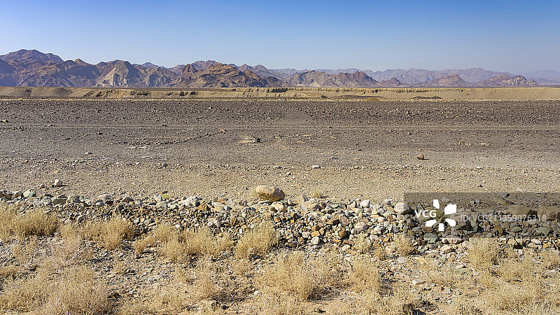 晴朗的天空衬托下的沙漠风景图片素材