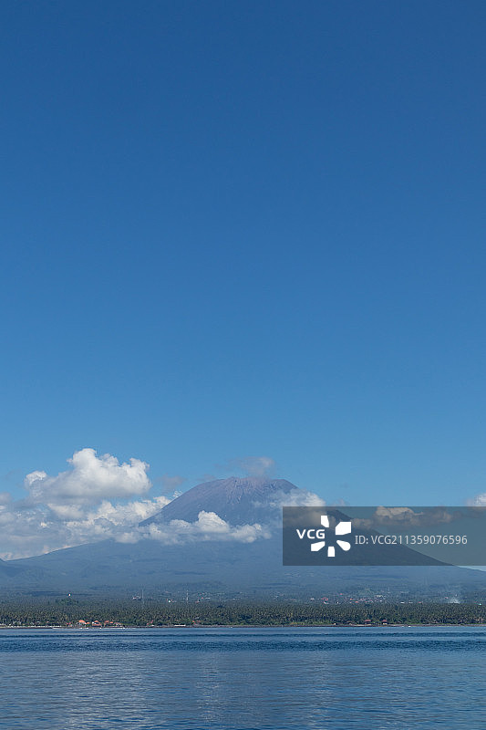 蓝天映衬下的湖景图片素材