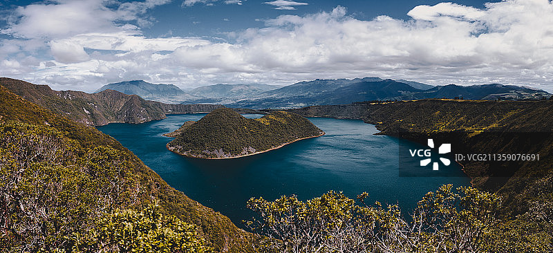 厄瓜多尔库伊科查湖湖光山色全景图片素材