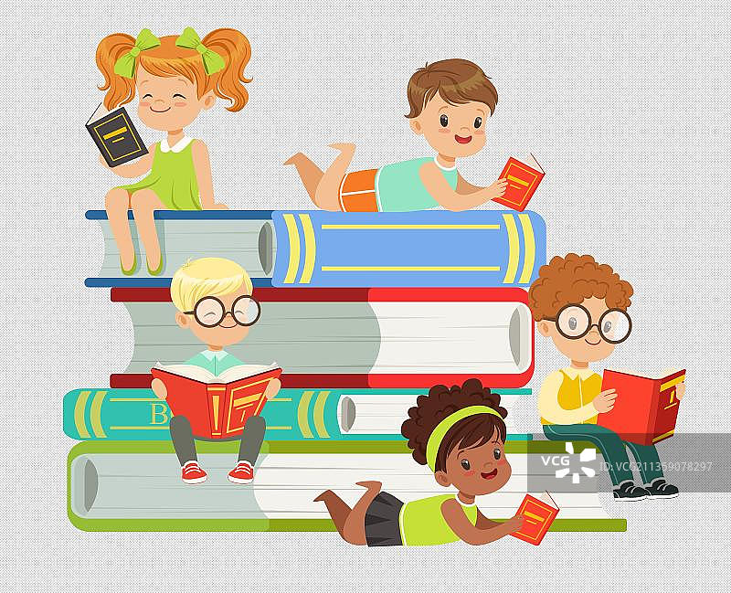 创意看书的小孩子们图片素材