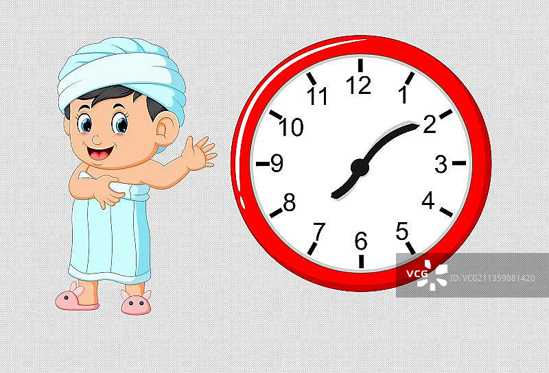 七点十分洗好澡穿着浴袍的男孩图片素材