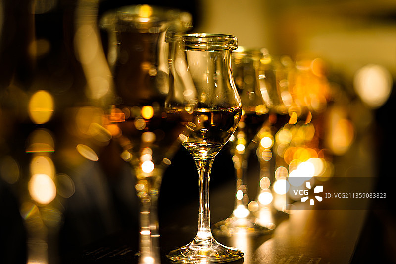 桌上葡萄酒杯特写图片素材