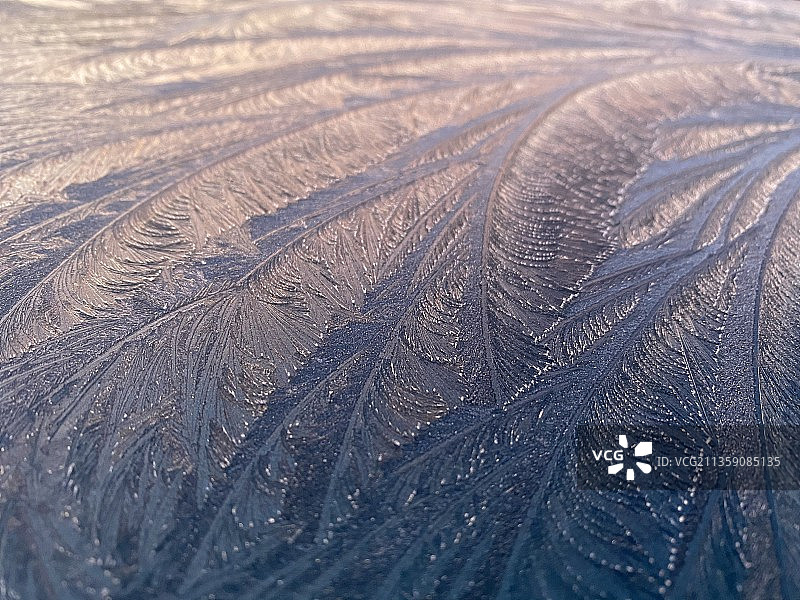 汽车上霜花图案的特写图片素材