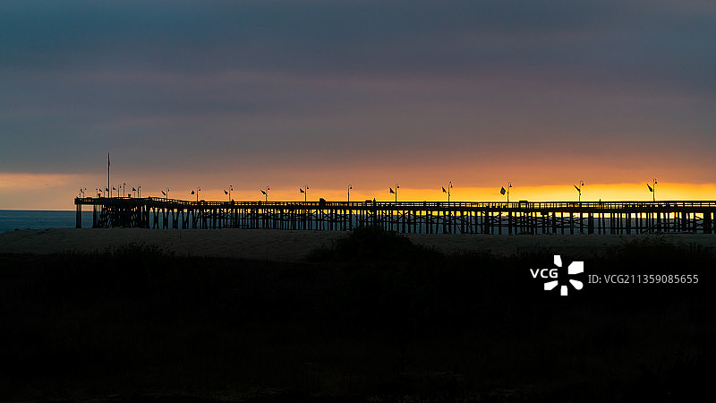 美国，日落时分，海边码头的剪影图片素材