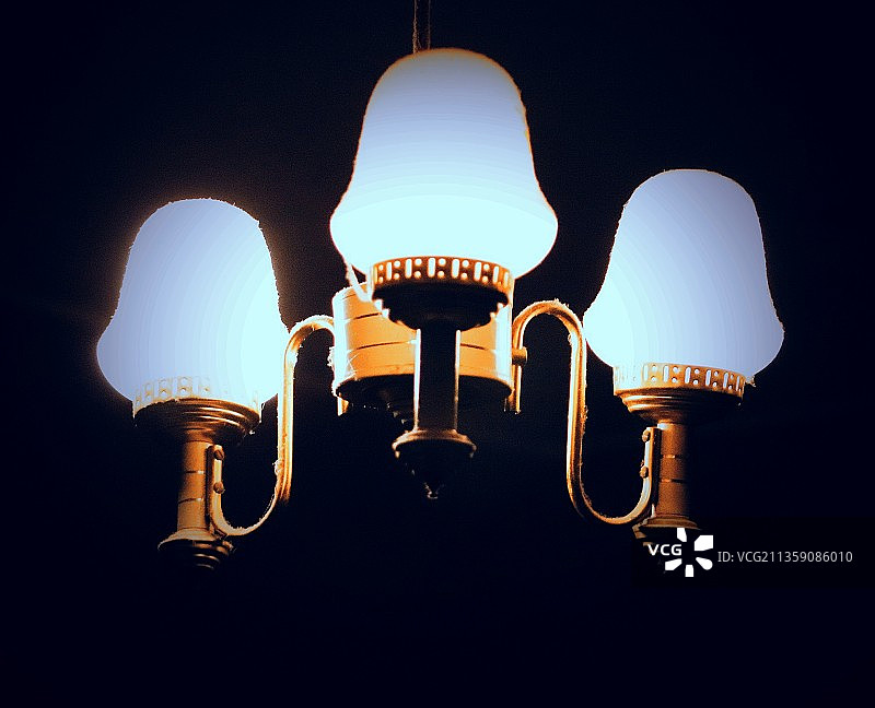仰视天花板上悬挂的照明灯泡图片素材