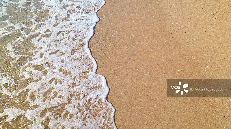 海滩岸边海浪高角度景观图片素材