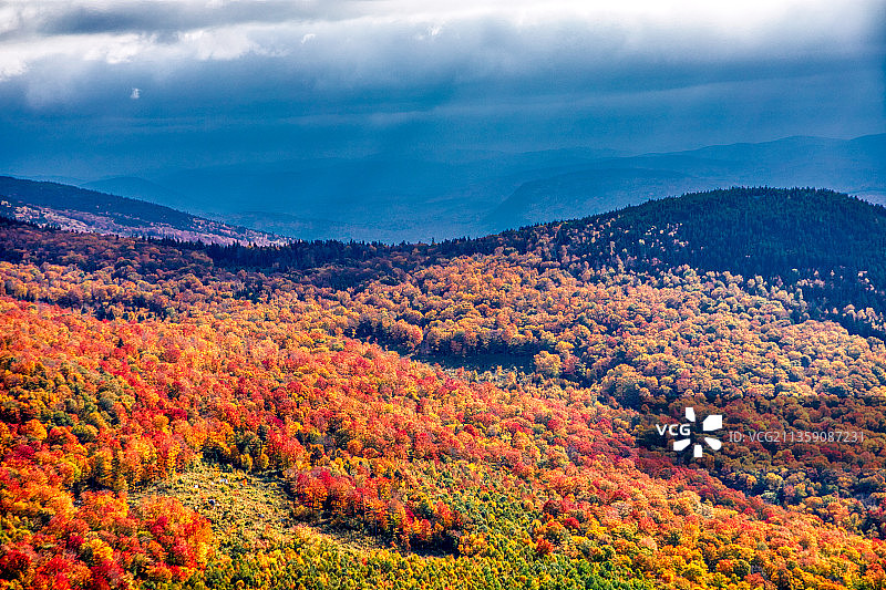 新罕布什尔州本顿的秋季山景，美国图片素材