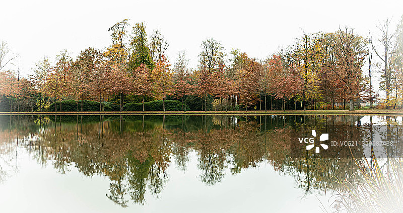 卡嫩伯格城堡树木湖泊风光（荷兰）图片素材
