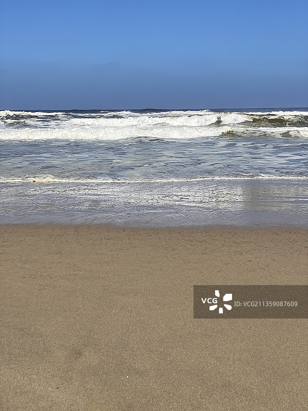 湛蓝的天空衬托下的海滩景色图片素材