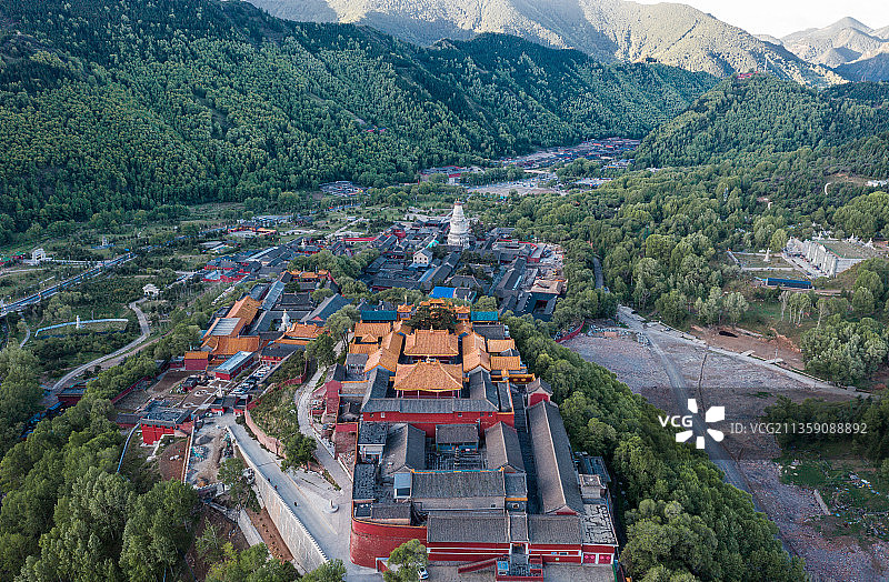 中国山西五台山中台寺庙清晨航拍图片素材