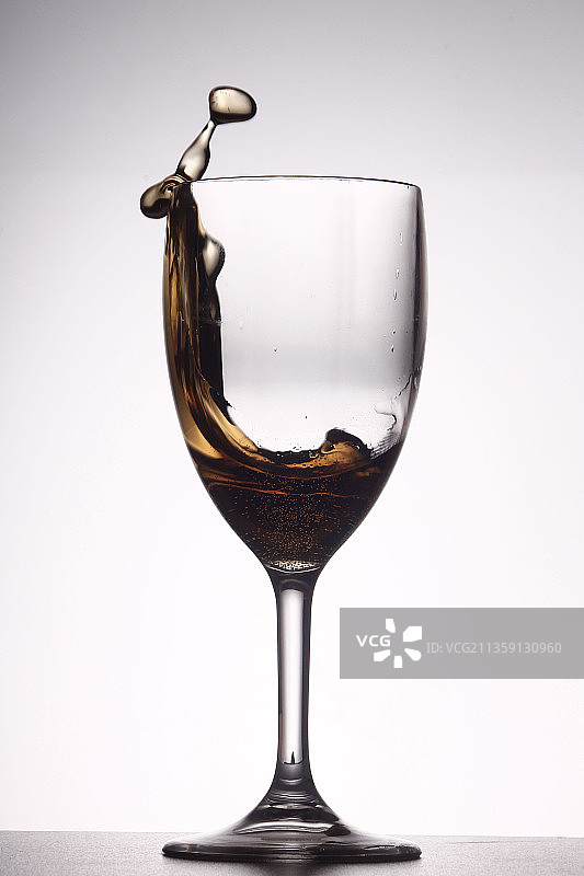 灰色背景下，餐桌上的葡萄酒杯特写图片素材