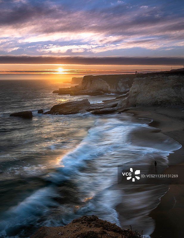 美国加利福尼亚州达文波特日落时分的海景图片素材