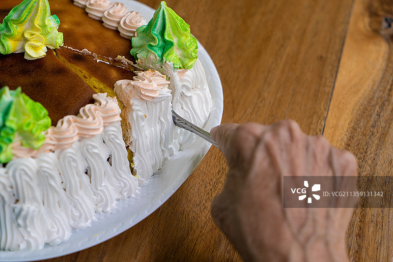 人们在切蛋糕特写，圣克拉拉，古巴图片素材
