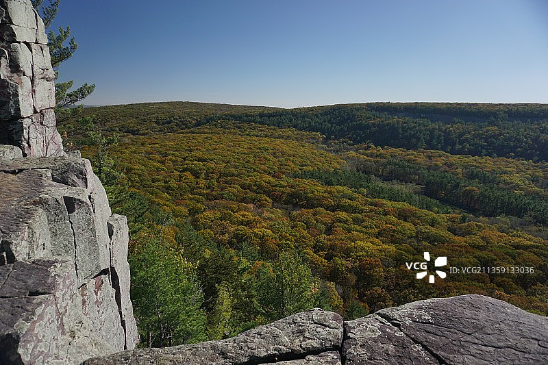 落基山脉映衬着晴朗的天空图片素材