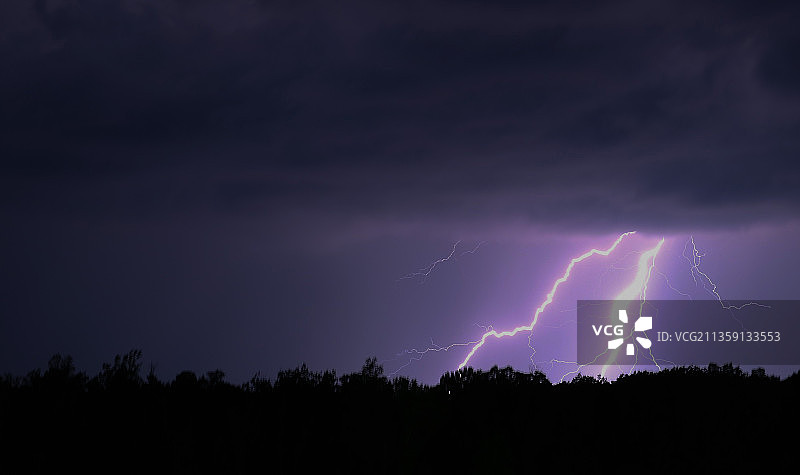 夜间弗吉尼亚州天空中的闪电的低角度视图，美国图片素材