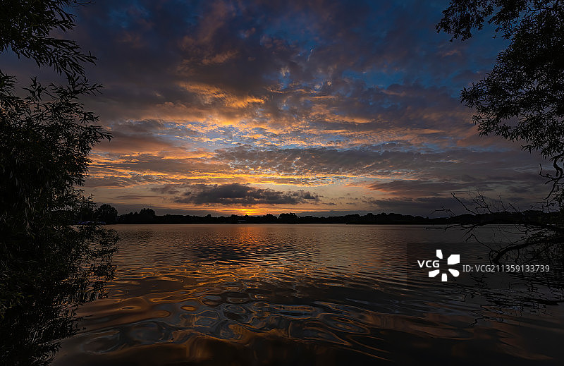 日落时分英国贝德福德湖泊风光图片素材