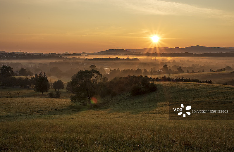 日落时分波兰切申的田野风光图片素材