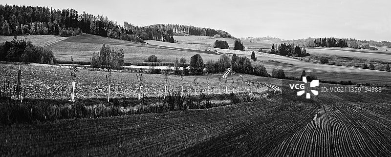天空映衬下的农田风景图片素材