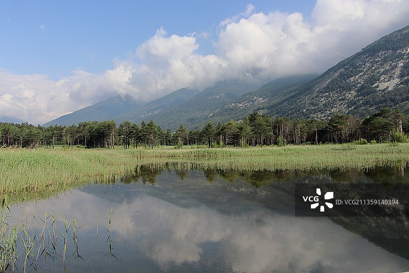 意大利都灵广域市乌尔克斯的湖光山色美景图片素材