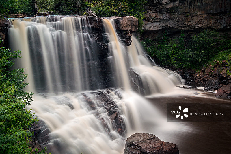 美国黑水瀑布州立公园的森林瀑布风景图片素材