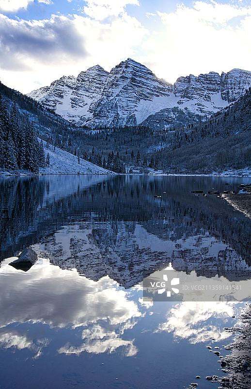白雪皑皑的群山映衬着天空图片素材