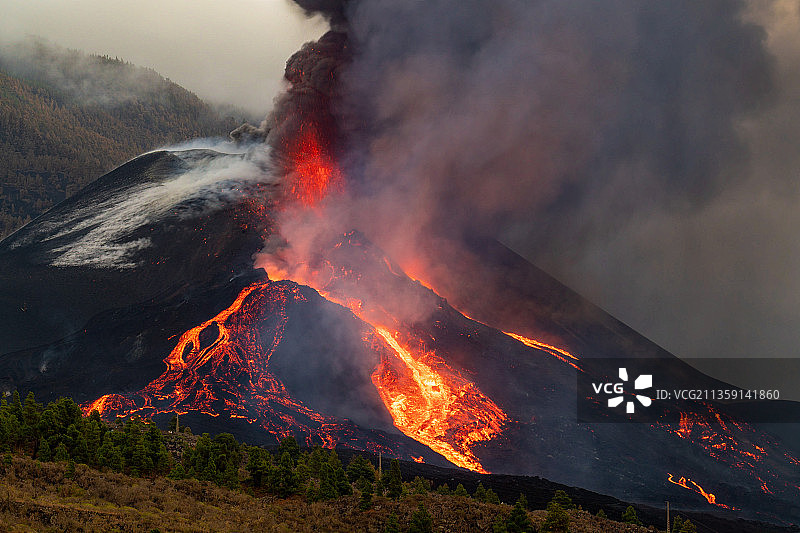西班牙特内里费岛圣克鲁斯火山喷发鸟瞰图图片素材
