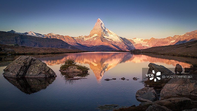 清澈的天空衬托着湖泊和山脉的风景图片素材