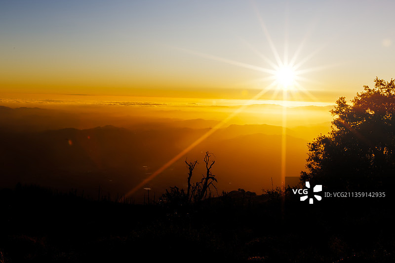 美国日落时分的景观剪影图片素材