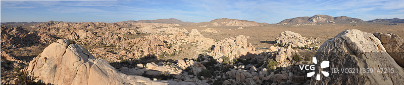 在天空衬托下的全景景观图片素材