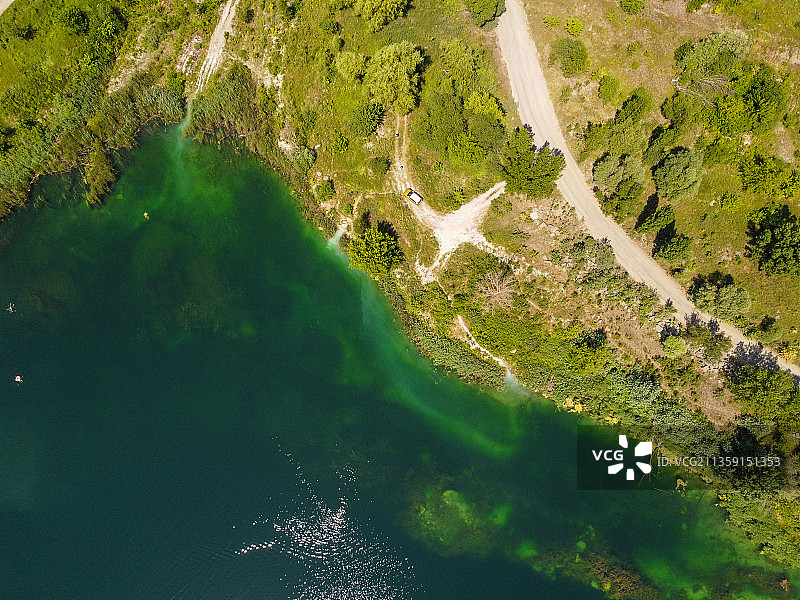 乌克兰日托米尔州马林树木环绕的湖泊高角度视图图片素材